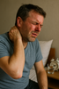 Nackenschmerzen und Meningitis: Wann ein steifer Nacken ein Warnsignal ist
